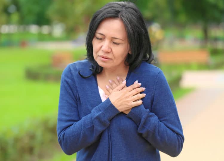 Triệu chứng của nhồi máu cơ tim cấp là đau ngực